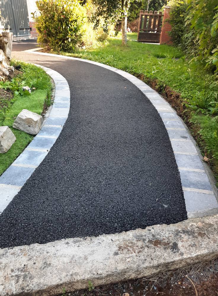 Allée en enrobé bordée pavés